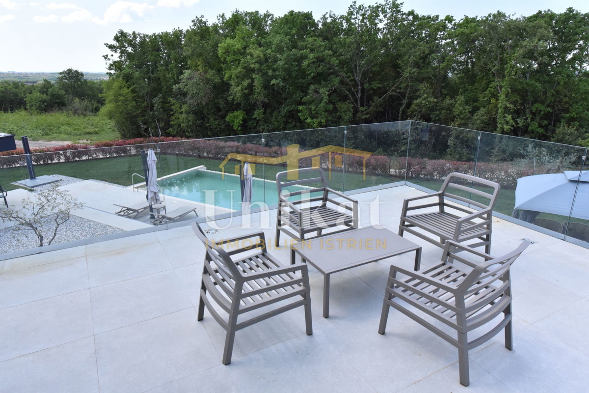 Villa moderna circondata dal verde con vista sul mare